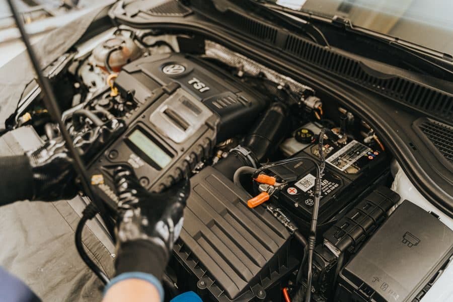 Vano motore di un'auto in officina pronto per il controllo dell'impianto