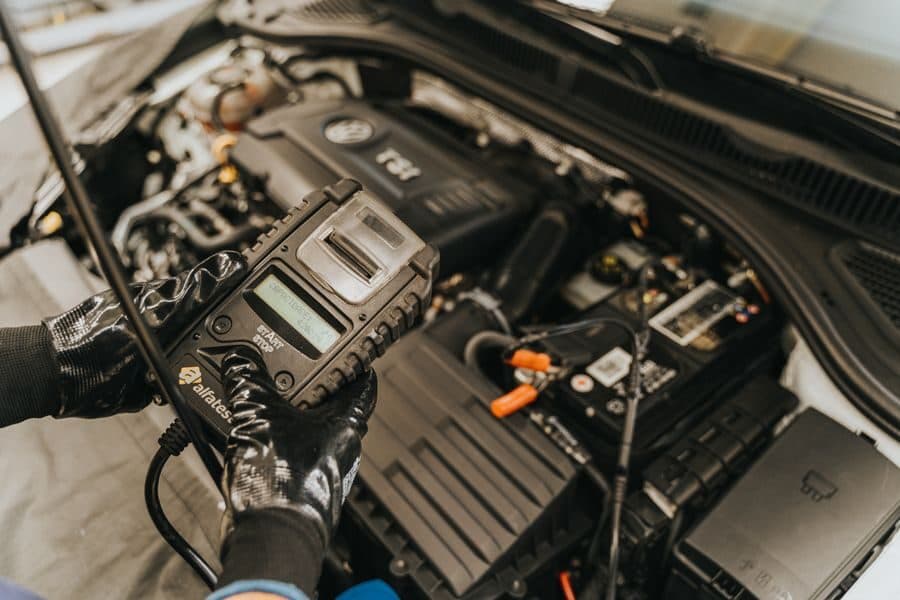Strumento di diagnosi elettronica collegato all'auto per leggere gli errori della centralina