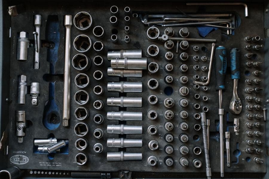 Set ordinato di bussole e cricchetti nella cassetta degli attrezzi dell'officina