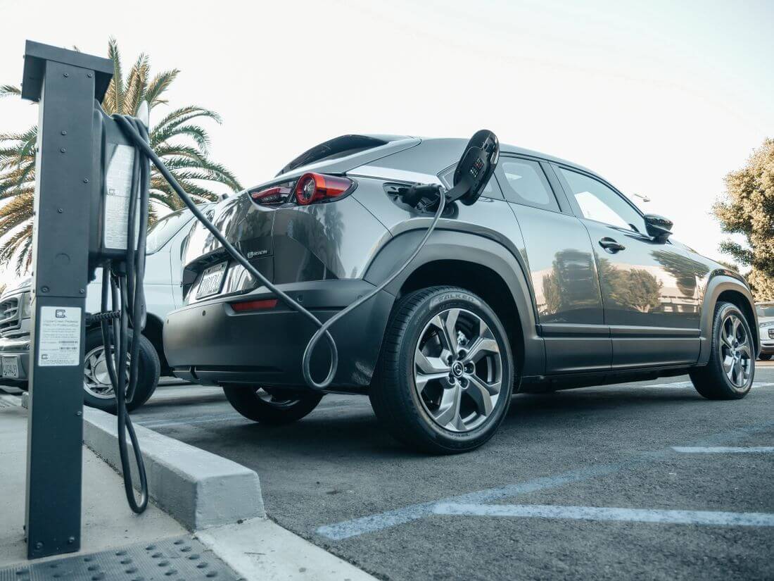 Auto elettrica collegata alla colonnina di ricarica