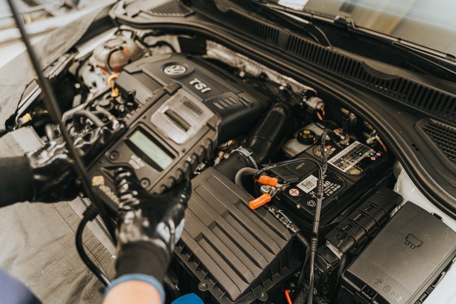Vano motore di un'auto in officina pronto per il controllo dell'impianto