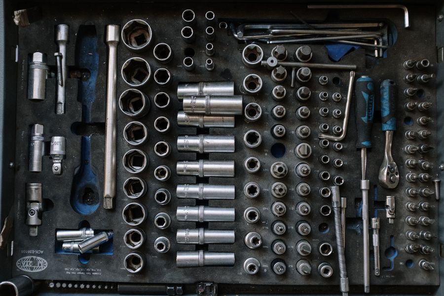 Set ordinato di bussole e cricchetti nella cassetta degli attrezzi dell'officina
