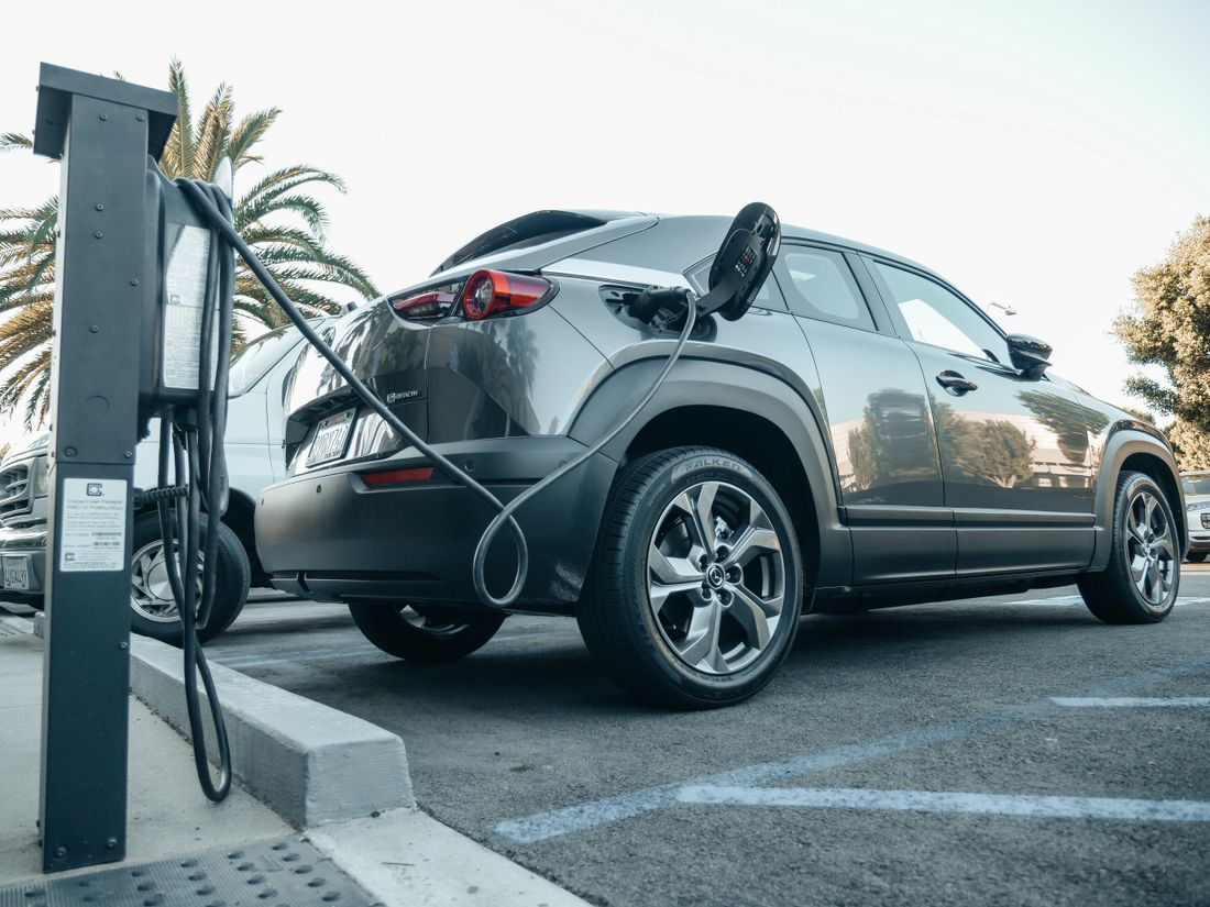Auto elettrica collegata alla colonnina di ricarica